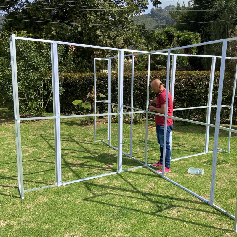 Stands, displays, demosets, mesas, counters, backings, Totems, vallas portátiles