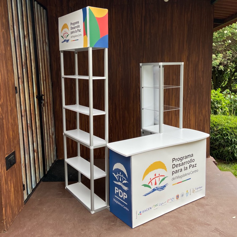 Stands, displays, demosets, mesas, counters, backings, Totems, vallas portátiles