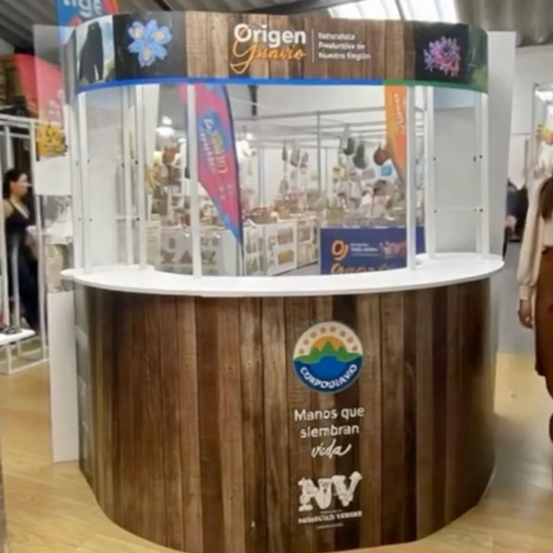 Stands, displays, demosets, mesas, counters, backings, Totems, vallas portátiles